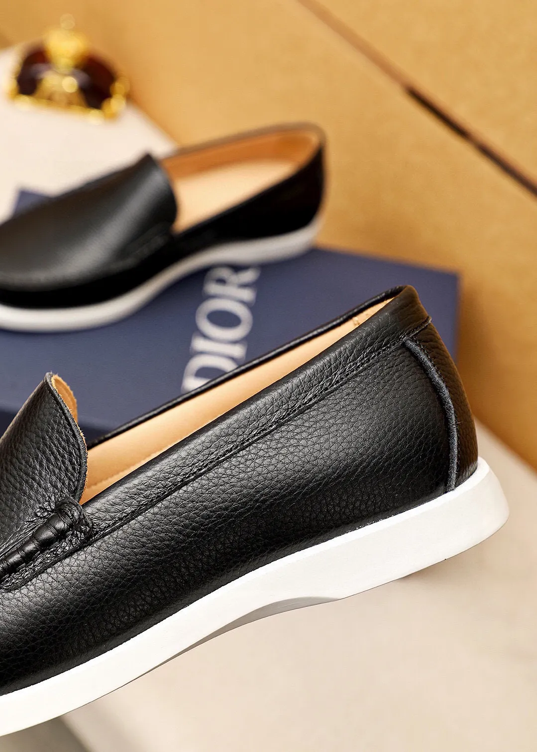 Men's shoes 💰460 💐 Product trademark: Dior "Dior" casual leather shoes Regular size: 38-44 (45.46.47🉑️customized) Product materials: Selected first-layer lychee calfskin upper imported from Italy, imported water-dyed 🐂 cowhide lining. Strong three-dimensional visual effect, rubber outsole Color: 3⃣️colors available